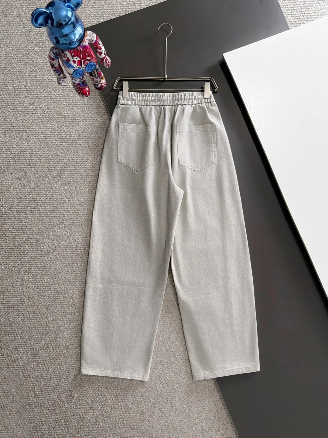 Next day shipment P195 Balenciaga High Quality 2026 Autumn and Winter New Arrival elastic band casual pants, counter-customized fabrics, Breathable, high comfort, impeccable details, brand element design concept, reflecting high quality. It feels delicate and soft! It presents a casual cut and the upper body shape is great! Sizes:S-3XL
